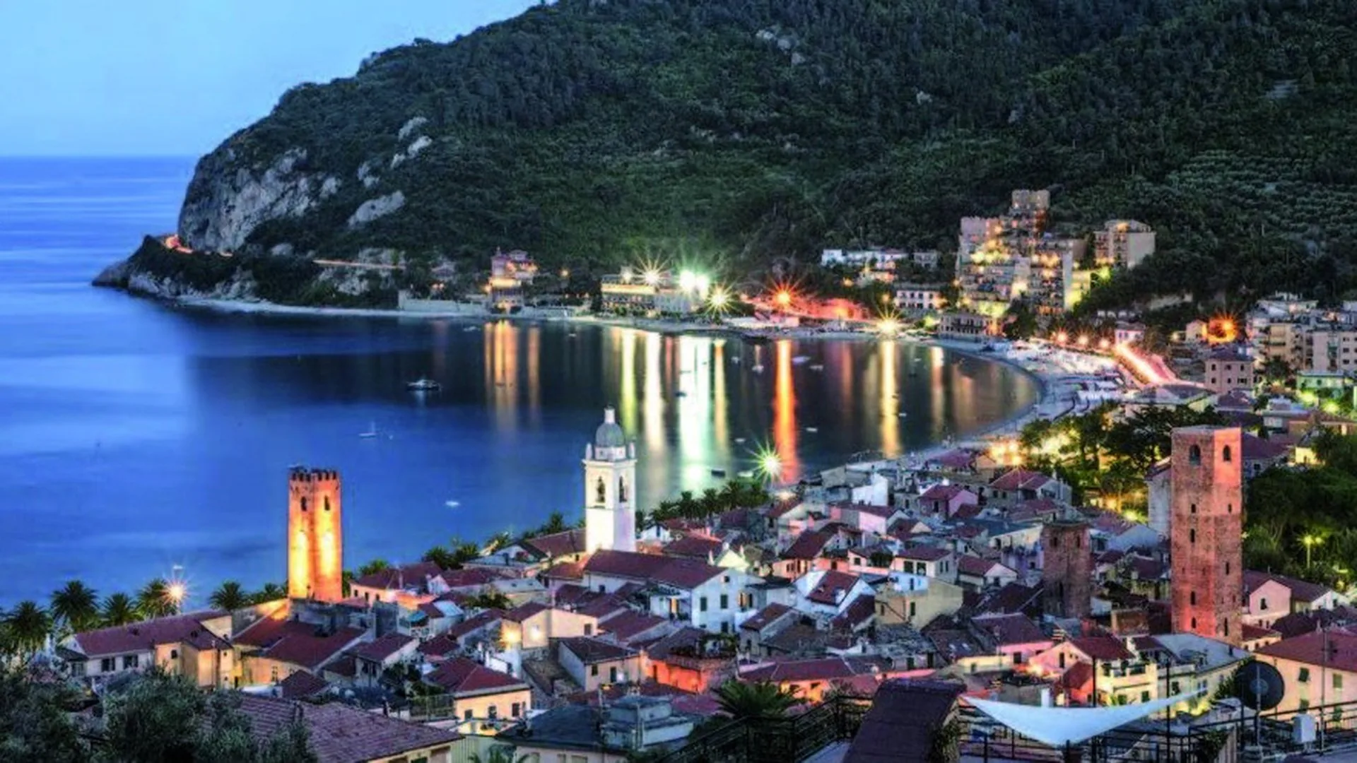 Il borgo di Noli e il golfo di sera