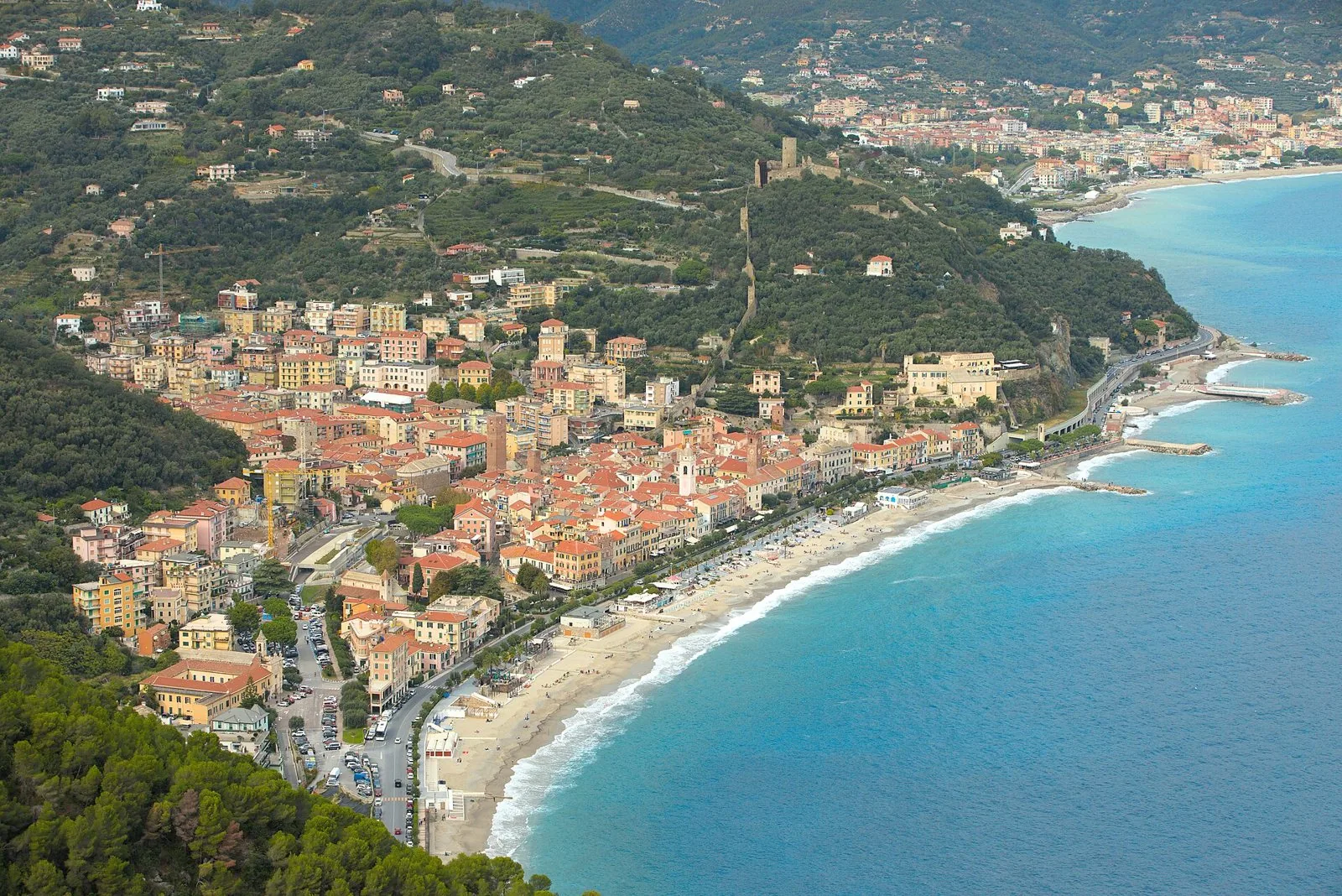 Veduta di Noli e della sua baia dal promontorio di Capo Noli