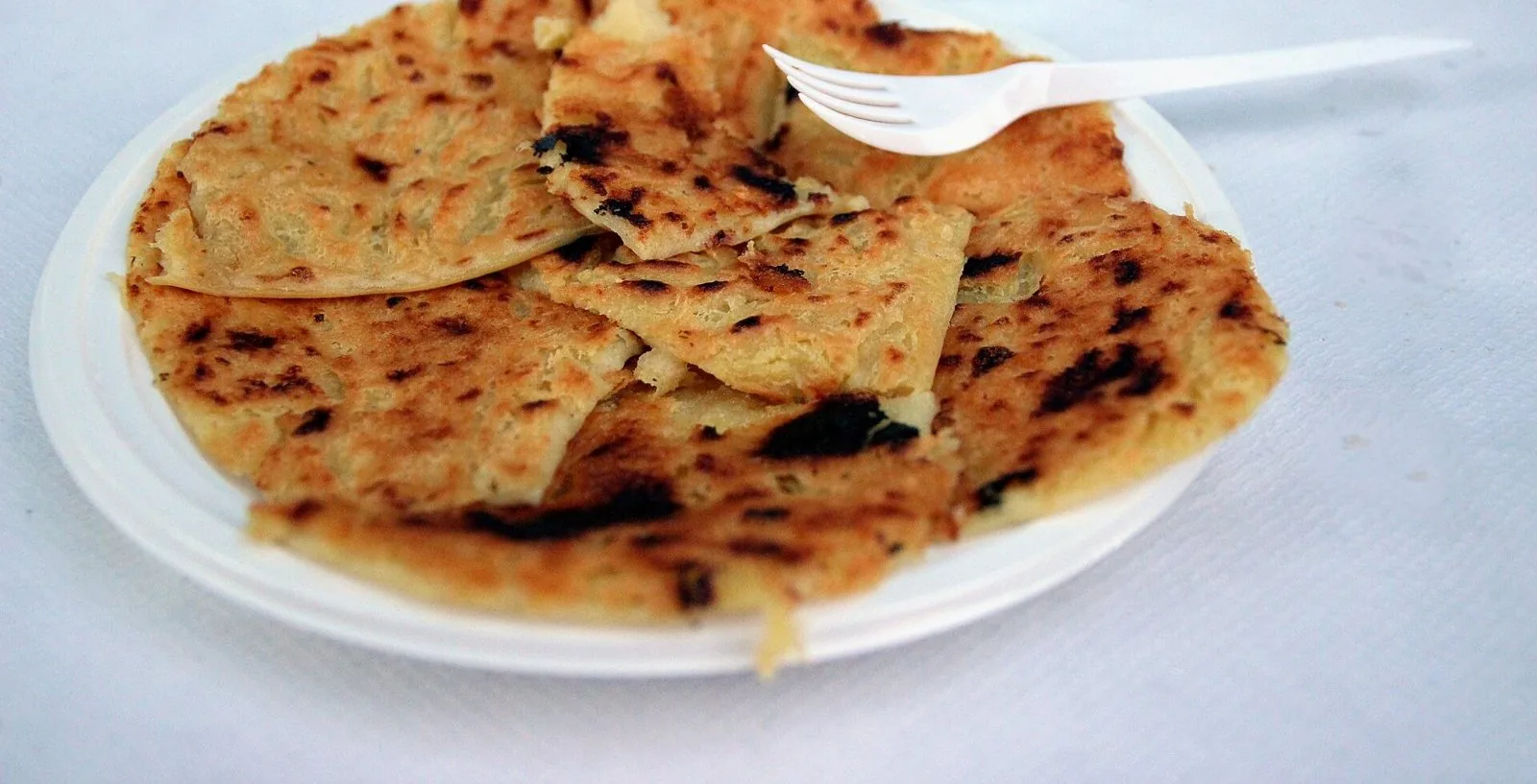 Spicchi di farinata di ceci dorata e croccante in un piatto