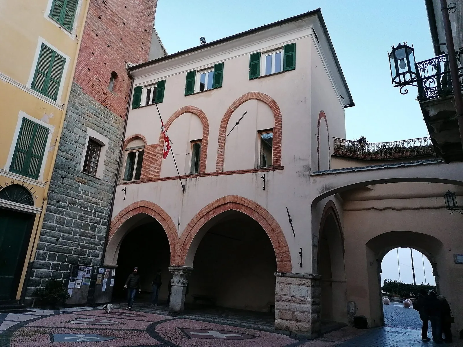 Gli archi in mattoni della Loggia della Repubblica Nolese accanto al municipio di Noli