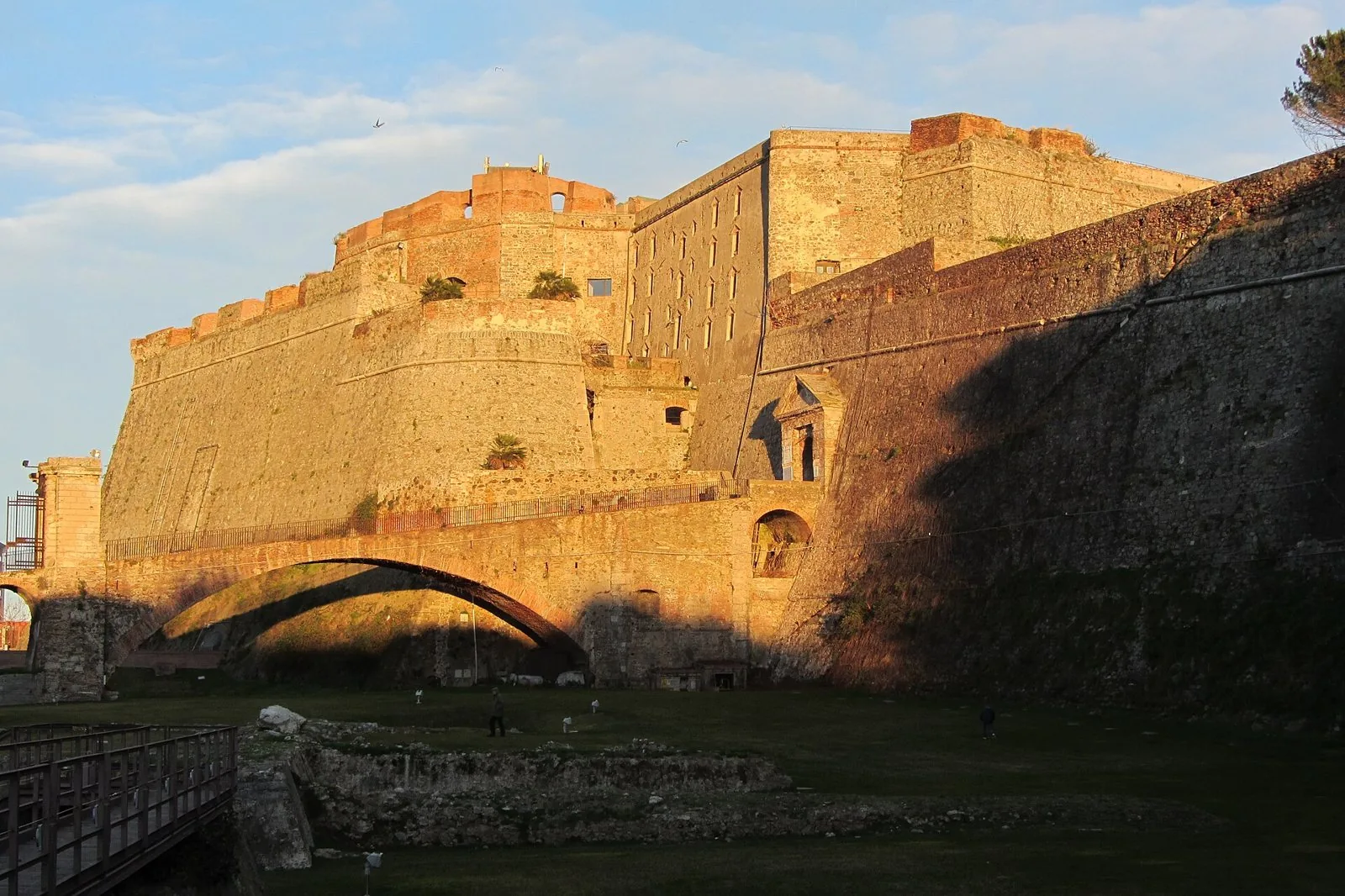 La Fortezza del Priamar di Savona con i suoi bastioni e il ponte d'ingresso alla luce del tramonto