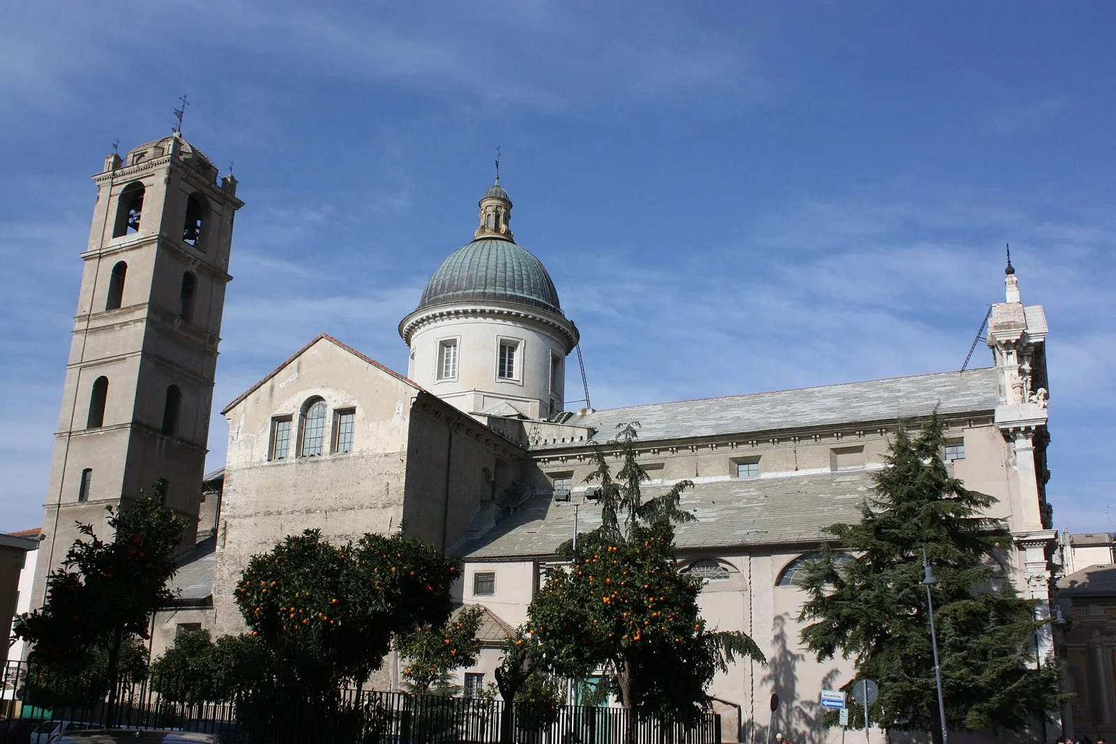La Cattedrale di Savona, con il campanile, la cupola e gli aranci davanti