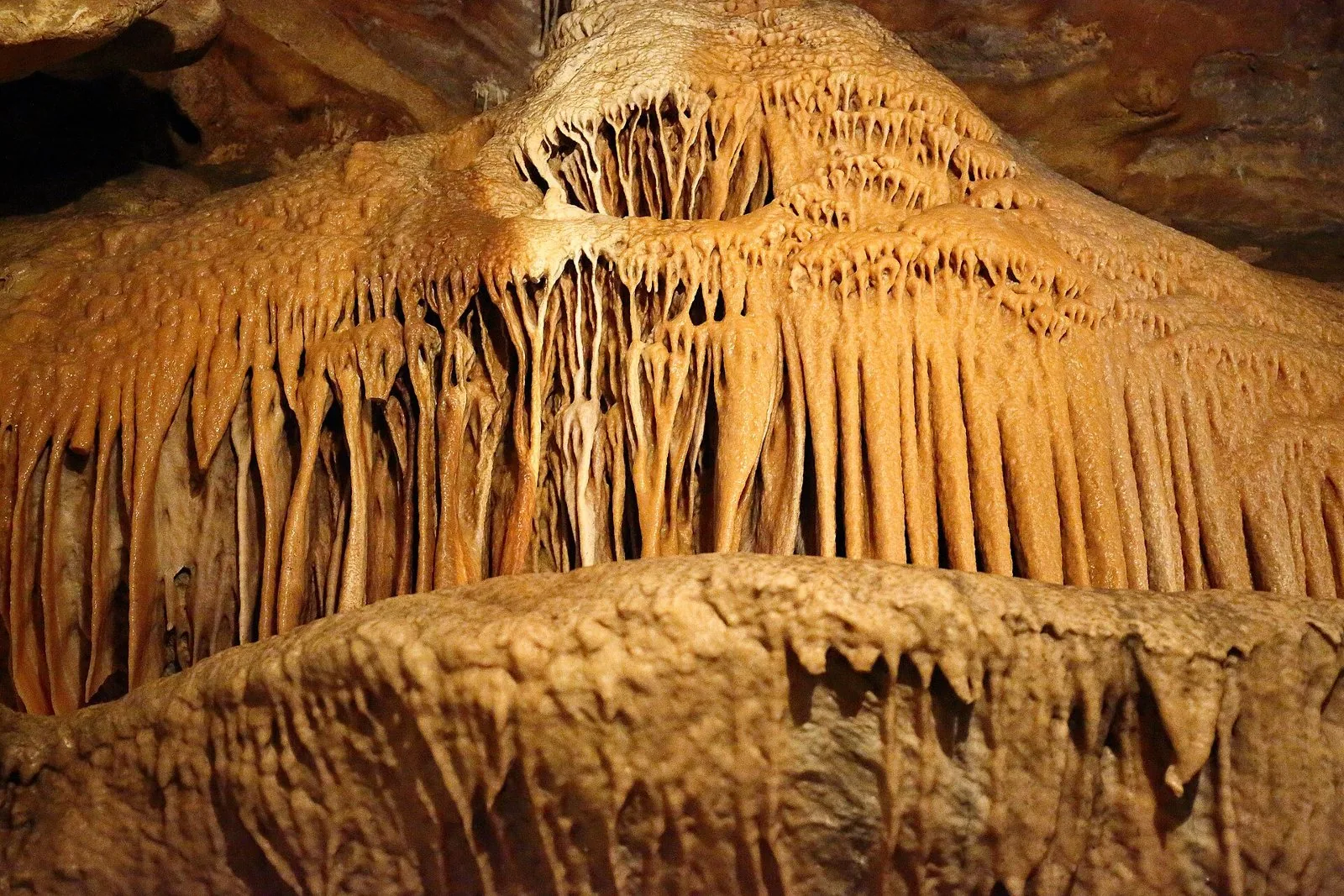 Stalattiti e concrezioni color ocra all'interno delle Grotte di Toirano